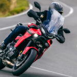 Un hombre pilotando una Yamaha TRACER 9 en carretera